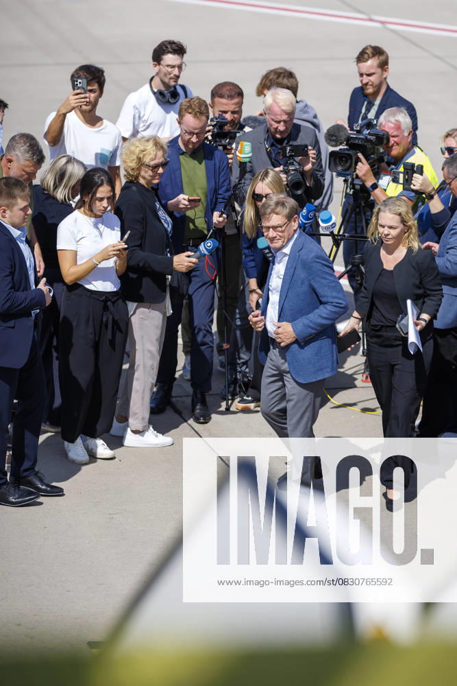 Johann Wadephul (CDU), Bundesaussenminister, reist nach Japan und Indonesien, hier beim Einstieg, in einem Airbus A350 der Flugbereitschaft BMVg, auf dem Flughafen Hamburg Berlin, 17.08.2025. Fotografiert im Auftrag des Auswaertigen Amtes Berlin Deutschland