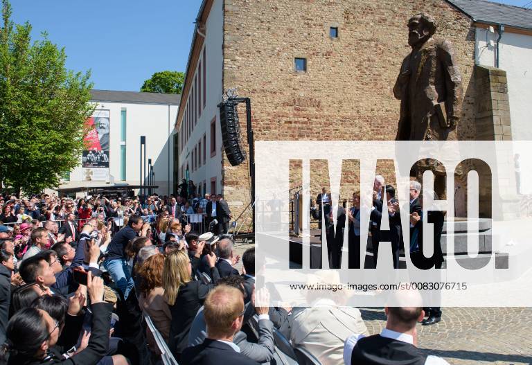 Enthüllung der Karl-Marx-Statue in Trier Zum 200. Geburtstag von Karl Marx hat die Stadt Trier am Samstag (05.05.18) eine Statue des beruehmten Philosophen Marx, ein Werk des Bildhauers Wu Weishan, enthuellt. Die umstrittene Skulptur ist ein Geschenk der Volksrepublik China an Trier. Vertreter der Union der Opferverbaende Kommunistischer Gewaltherrschaft, der Gedenkstaette Berlin-Hohenschoenhausen, der Gesellschaft fuer bedrohte Voelker und des Deutschen P.E.N.-Zentrums kritisieren die Stadt fuer das Aufstellen des Denkmals. (Siehe epd-Meldung vom 05.05.2018) Umstrittene Karl Marx Statue in Trier enthuellt