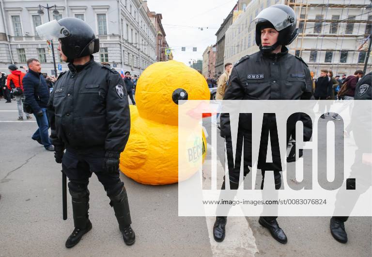 Riot police officers seen during an unauthorised opposition protest in St Petersburg s Alexander Garden. Peter Kovalev TASS TS07E185