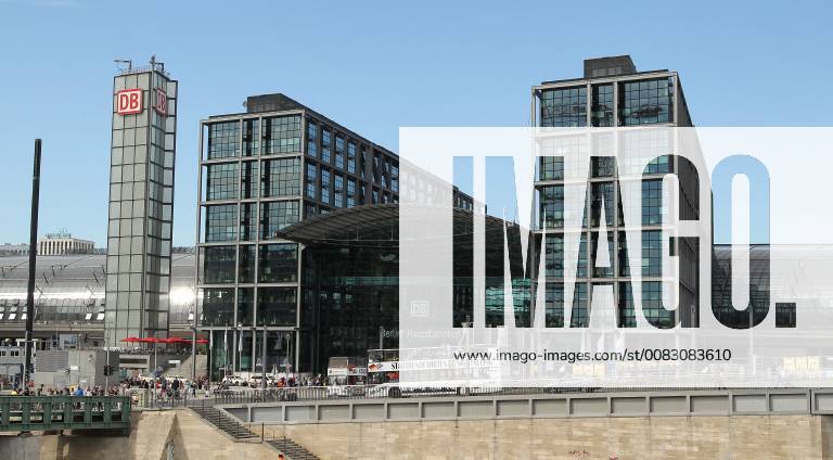 Hauptbahnhof Berlin bei strahlendem Sonnenschein 05.05.2018, Berlin Hauptbahnhof Washingtonplatz mit Entlüftungsturm , GER, Berlin Bild: Ansicht vom Spree Ufer aus auf den Berliner Hauptbahnhof bei strahlendem Sonnenschein im Frühling mit Entlüftungsturm mit DB Logo, Verkehr, Bus, Taxis, Fußgängern auf Washingtonplatz Berlin Berlin Deutschland Regierungsviertel