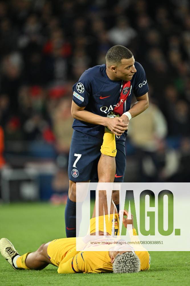 Paris Saint-Germain v Barcelona - UEFA Champions League PARIS, FRANCE - APRIL 10: Kylian Mbappe (7) of Paris Saint-Germain stretches Ronald Araujo of Barcelona after a position during the UEFA Champions League quarter finals first leg football match between Paris Saint-Germain and FC Barcelona at Parc des Princes in Paris, France on April 10, 2024. France World. Editorial use only. Please get in touch for any other usage.