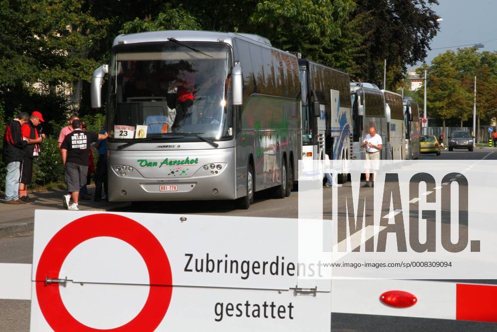 Fussball 3. Qualifikationsrunde UEFA Champions League, Stadion Letzigrund. Bild zeigt Reisecars der Standard Lüttich Fans o0 Bus, Fahrzeug Objekte Fanleben Reise Auswärtsspiel Auswärts