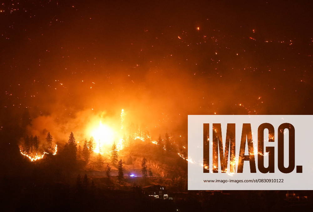 The McDougall Creek wildfire burns on the mountainside above lakefront homes in West Kelowna, B.C., on Friday, Aug. 18, 2023. West Kelowna CANADA - ZUMAc35_ 20230818_zaf_c35_183