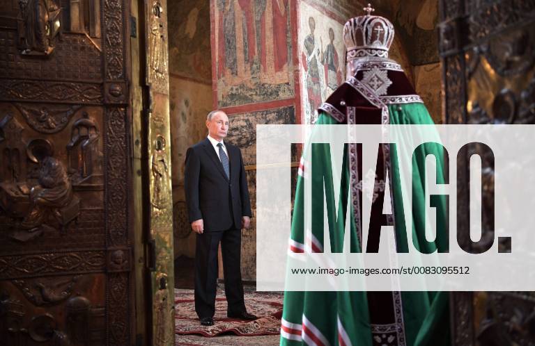 Russland, Putin nach Vereidigung bei Gottesdienst in Moskau MOSCOW, RUSSIA – MAY 7, 2018: Vladimir Putin (L) during a service at the Moscow Kremlin s Cathedral of the Annunciation conducted by Patriarch Kirill of Moscow and All Russia after being sworn in as President of Russia. Alexei Nikolsky Russian Presidential Press and Information Office TASS TS07E69D