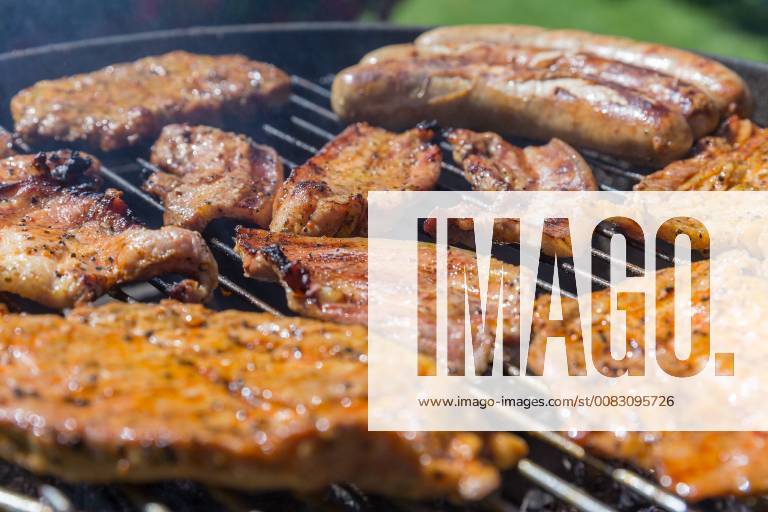 Bochum THEMENBILD Grillen, 06.05.2018 Bauchfleisch und Wuerstchen auf dem Grill bei THEMENBILD Grillen