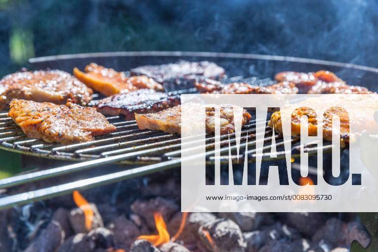 Bochum THEMENBILD Grillen, 06.05.2018 Bauchfleisch und Wuerstchen auf dem Grill, unter dem Grill lodern die Flammen bei THEMENBILD Grillen