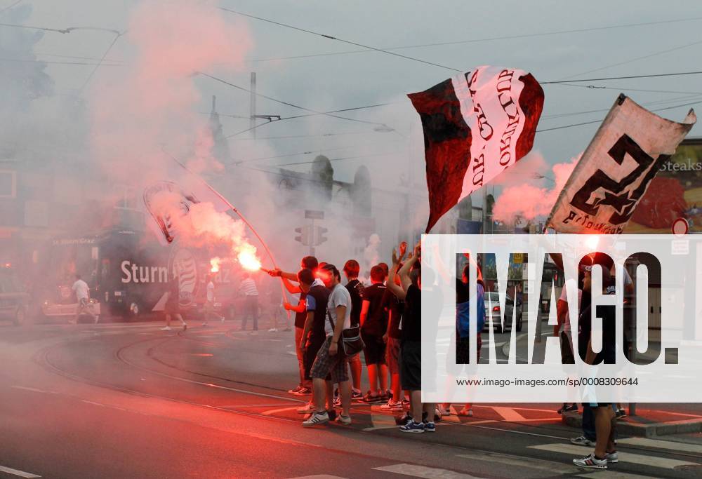 FUSSBALL - UEFA CL Quali, GRAZ,AUSTRIA,03.AUG.11 - FUSSBALL - UEFA Champions League, Qualifikation, SK Sturm Graz. Bild zeigt den Mannschaftsbus von Sturm und Fans. Keywords: Bengalisches Feuer, Rauch, Fahnen. o00 totale