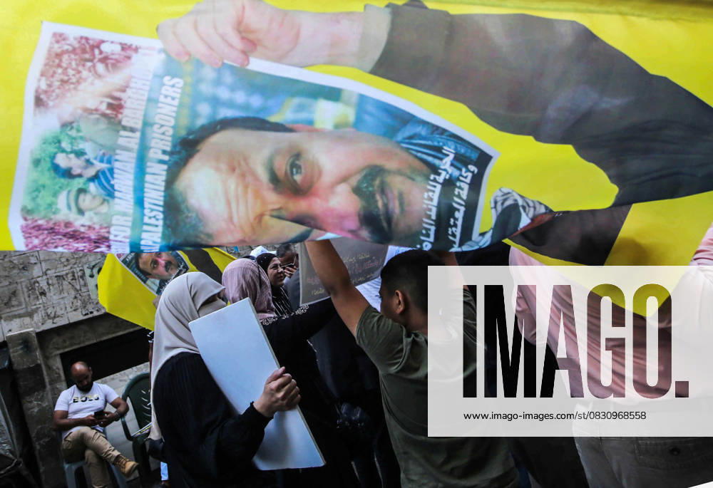 Protesters hold a huge picture of Palestinian prisoner Marwan Barghouti, who is serving a five life sentences and 40 years in Israeli prisons, during a protest demanding his release and the release of all prisoners in the city of Nablus. Nablus Palestine - ZUMAs197 20250820_aaa_s197_049