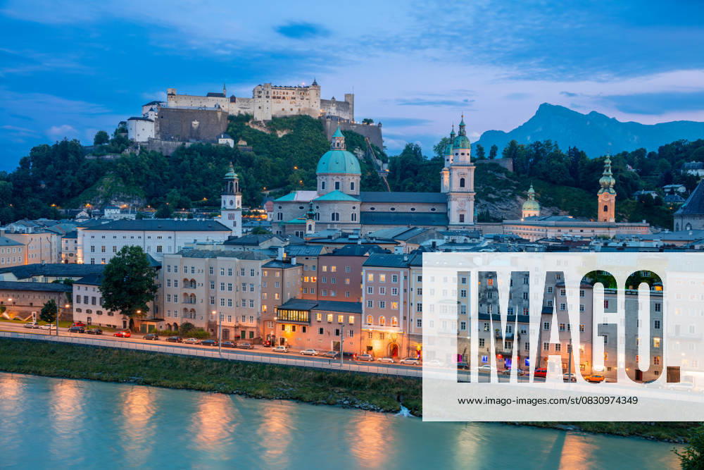 Abendliche Lichter der Salzburger Uferpromenade und der Festung Hohensalzburg Abendliche Lichter der Salzburger Uferpromenade und der Festung Hohensalzburg (License=RF)