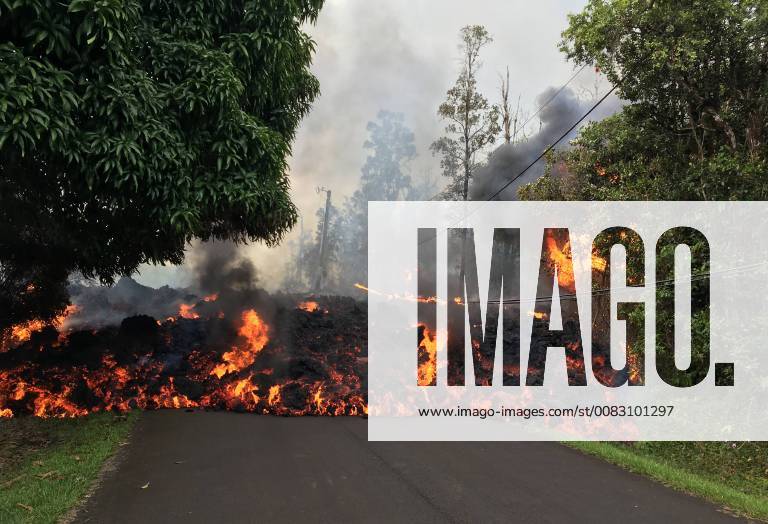 Themen der Woche KW 19 A lava flow moves on Makamae Street in Leilani Estates on the Island of Hawaii, often called the Big Island, on May 6, 2018. Eruptions in the lower East Rift Zone of Kilauea Volcano continue as the island was hit on May 4 with a 6.9 magnitude earthquake, the most powerful on the island since 1975 according to the U.S. Geological Survey. Hundreds of residents have been evacuated from the subdivisions of Leilani Estates and Lanipuna Gardens. WAX2018050702 USGS