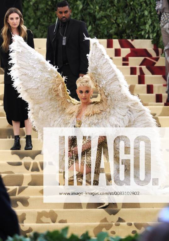 Entertainment Bilder der Woche KW 19 NEW YORK, NY - MAY 7: Katy Perry at the Heavenly Bodies: Fashion & The Catholic Imagination Costume Institute Gala on May 7, 2018 in New York City.