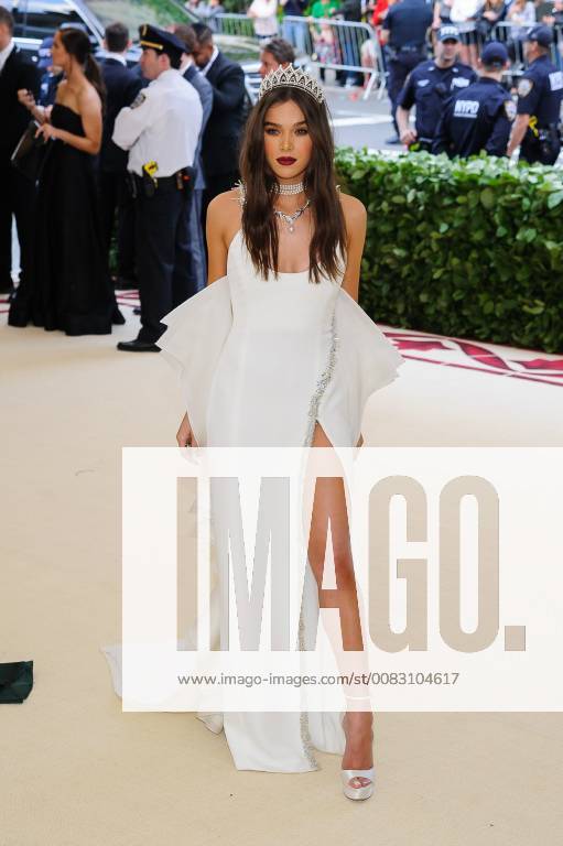 New York, NY, U.S. - 07 May 2018 - New York, New York - Hailee Steinfeld. 2018 Metropolitan Museum of Art Costume Institute Gala: Heavenly Bodies: Fashion and the Catholic Imagination. Photo Credit: Christopher Smith AdMedia New York U.S. - ZUMAa123 20180507_zaa_a123_238