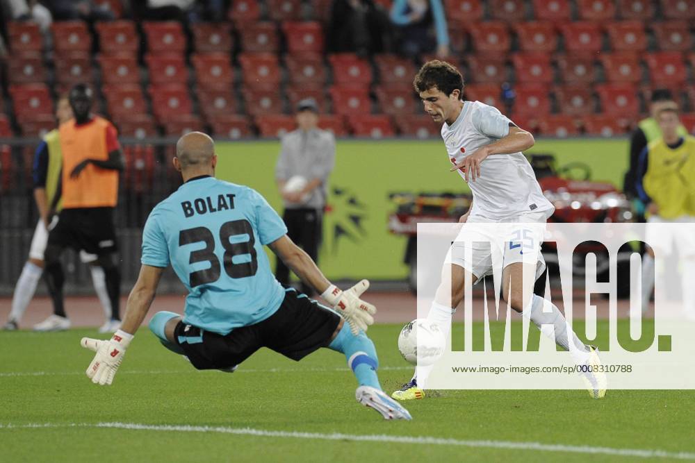 (l.) Sinan BOLAT (Torwart Goalie Standard Lüttich) kann das Tor von (l.) Admir MEHMEDI (FC Zürich) nicht verhindern. UEFA Champions League, Qualifikation, 03.08.2011, FC Zürich vs. Standard Lüttich, Zürich, Schweiz
