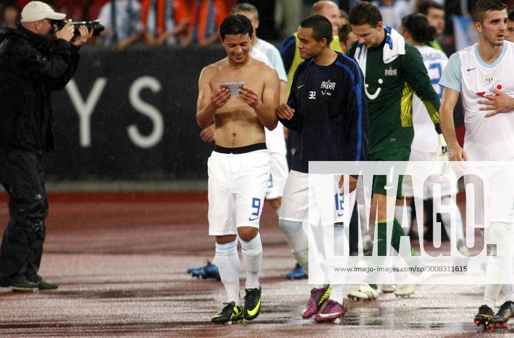 03.08 .2011 Letzigrund Zürich Champions League Quali Spiel FC Zürich vs. Standard Lüttich 1:0 Amine Chermiti (li) mit CD , rechts Alexandre Alphonse (beide FC Zürich)