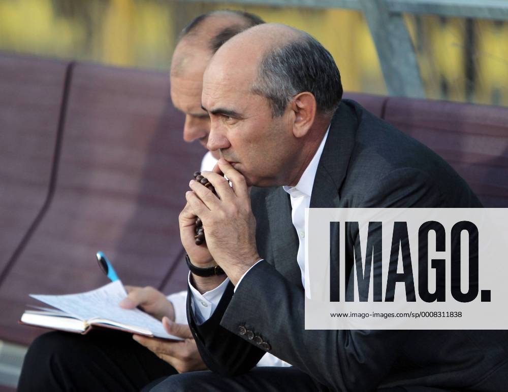 Kasan - Rubin s head coach Kurban Berdyev watching the 2011-2012 UEFA Champions League qualifying round match. Rubin won 2-1 vs Dynamo Kiew. premiumd Aufmacher RE0EBA61