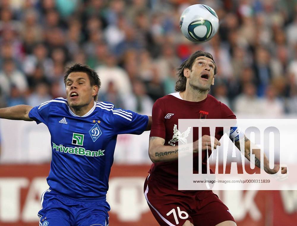 Kasan - Dynamoâ€s midfielder Ognjen Vukojevic (blue), Rubin s Roman Sharonov (red) seen in the 2011-2012 UEFA Champions League qualifying round match. Rubin won 2-1 vs Dynamo Kiew. premiumd Aufmacher RE0EBA63