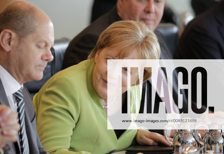 Olaf Scholz, Bundesminister der Finanzen, Bundeskanzlerin Angela Merkel, Deutschland, Berlin, Bundeskanzleramt, Kabinettssitzung. Das Bundeskabinett befasst sich in seiner 8. Sitzung am 9. Mai 2018 unter anderem mit dem Gesetzentwurf zur Neuregelung des Familiennachzugs zu subsidiär Schutzberechtigten.