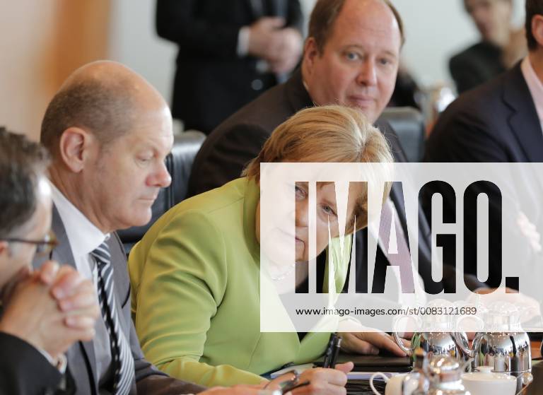 Olaf Scholz, Bundesminister der Finanzen, Bundeskanzlerin Angela Merkel, Deutschland, Berlin, Bundeskanzleramt, Kabinettssitzung. Das Bundeskabinett befasst sich in seiner 8. Sitzung am 9. Mai 2018 unter anderem mit dem Gesetzentwurf zur Neuregelung des Familiennachzugs zu subsidiär Schutzberechtigten.
