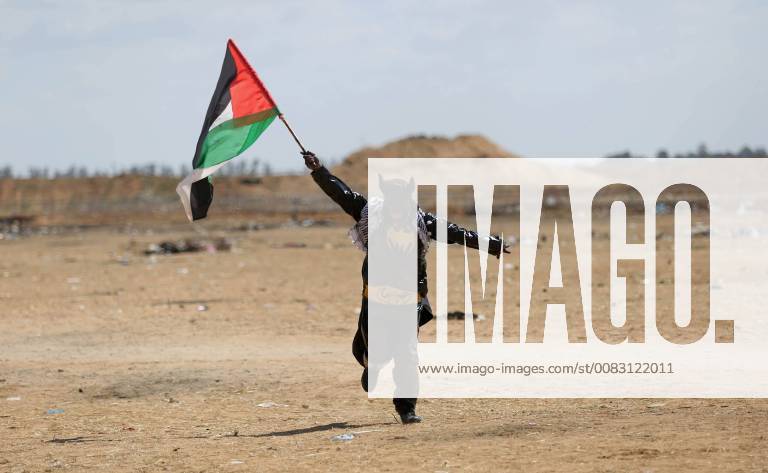 Khan Younis, Gaza Strip, Palestinian Territory - A Palestinian protester dressed as Bat Man waves Palestine flag during a protest demanding the right to return to their homeland, at the Israel-Gaza border in Khan Younis in the southern Gaza Strip, May 9, 2018 Khan Younis Palestinian Territory - ZUMAap3_ 20180509_zaf_ap3_050