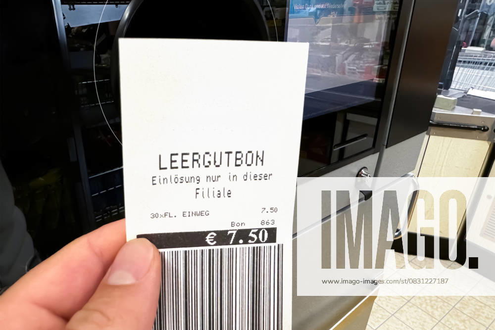 Vor einem Pfandautomaten wird ein Leergutbon über 7,50 Euro präsentiert. Das Bild verbindet Flaschenrückgabe, Recycling und Pfandsystem mit Nachhaltigkeit und Rückerstattung im Supermarkt.