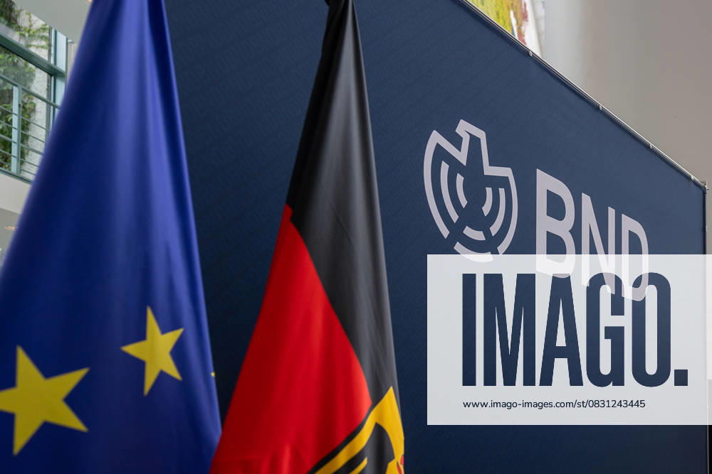 Tag der offenen Tür 2025 im Bundeskanzleramt, Berlin, 23.08.2025 Detailansicht des Informationsstands des Bundesnachrichtendienstes (BND) im Bundeskanzleramt in Berlin während des Tags der offenen Tür der Bundesregierung. Vor dem blauen Hintergrund mit BND-Logo stehen eine Deutschlandflagge und eine Europaflagge. Tiergarten Berlin Deutschland