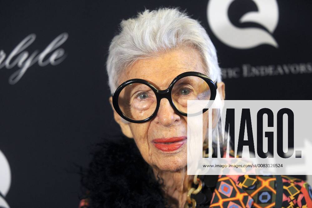 IMAGO ICONS: Iris Apfel Iris Apfel bei der Premiere des Dokumentarfilms Always at The Carlyle im Paris Theater. New York