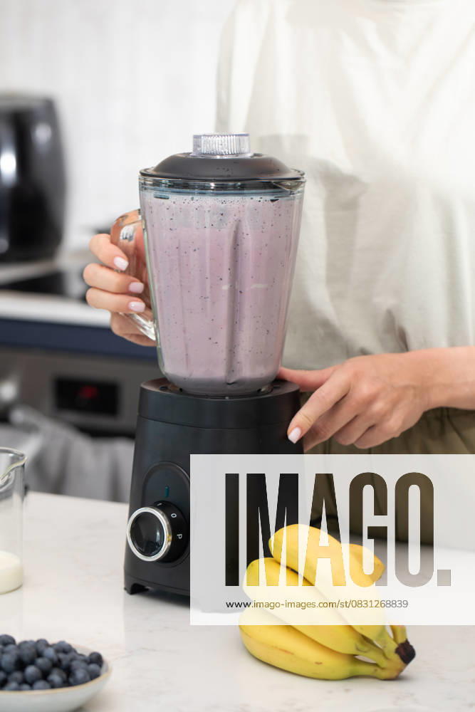IMAGO Creative, Food, High Protein Frühstück Zubereitung eines frischen Beeren-Smoothies in einer modernen Küche zur Inspiration für einen gesunden Lebensstil Making a fresh berry smoothie in modern kitchen setting for healthy lifestyle inspiration. Concept of detox and diet (License=RF)