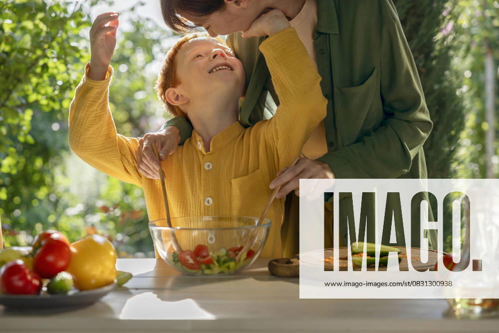 Mother and son making salad with fresh vegetables outdoors in garden model released, Symbolfoto, MBLF00972