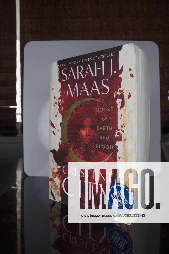 Book: Crescent City by author Sarah J Maas New York City USA - ZUMAt442 20250823_znp_t442_004