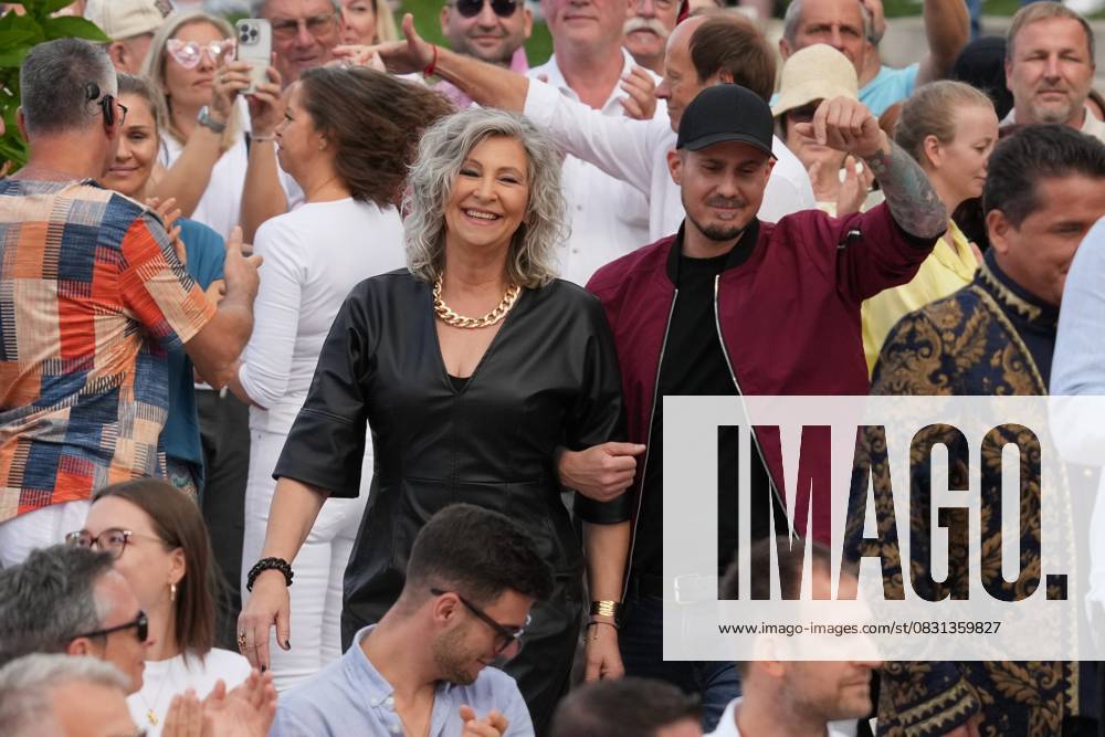ZDF-Fernsehgarten 2025. Schlagersängerin Claudia Jung? & DJ Herzbeat? im ZDF Fernsehgarten - Motto DISCOFOX am 24.08.2025 in Mainz. Mainz ZDF Fernsehgarten Rheinland-Pfalz