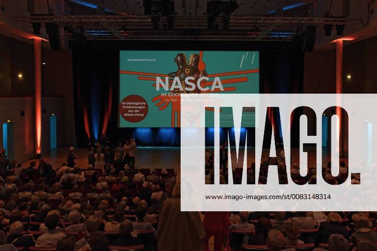 NASCA Ausstellung in der Bundeskunsthalle. Im Auditorium am Eröffnungstag, dem 10. Mai 2018, herrscht großes Gedränge. Die Ausstellung wird in Bonn bis zum 16. September 2018 zu sehen sein. Im Bild die mehrere Meter große Projektionsfläche mit dem Signet der Ausstellung sowie den Saal füllende Interessenten. Bonn Nordrhein-Westfalen Deutschland
