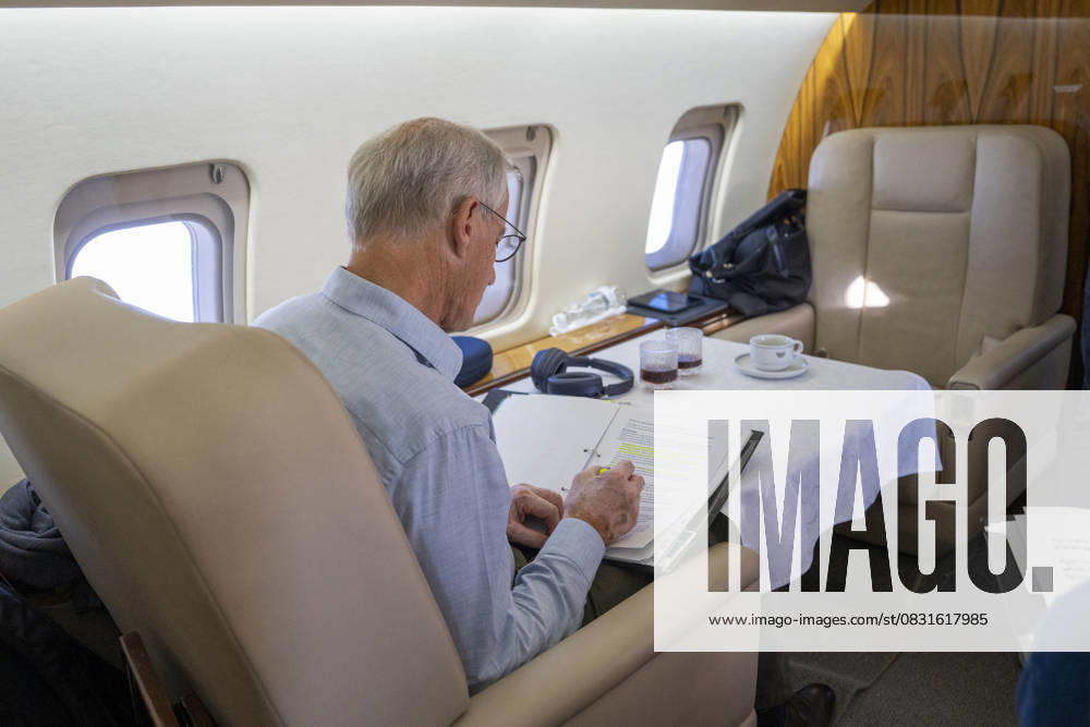 Store pa vei til Ukraina Rzeszow, Polen 20250824. Statsminister Jonas Gahr Store ombord i et innleid Falcon jetfly pa vei i Rzeszow i Polen for videre reise med nattoget til Kyiv i Ukraina. Det er fjerde gang Store besoker Ukraina siden invasjonskrigen startet. Foto: Heiko Junge NTB Rzeszow Polen Mt4Qd4sjjYA Ref:_BNCMt4Qd4sjjYA.jpg