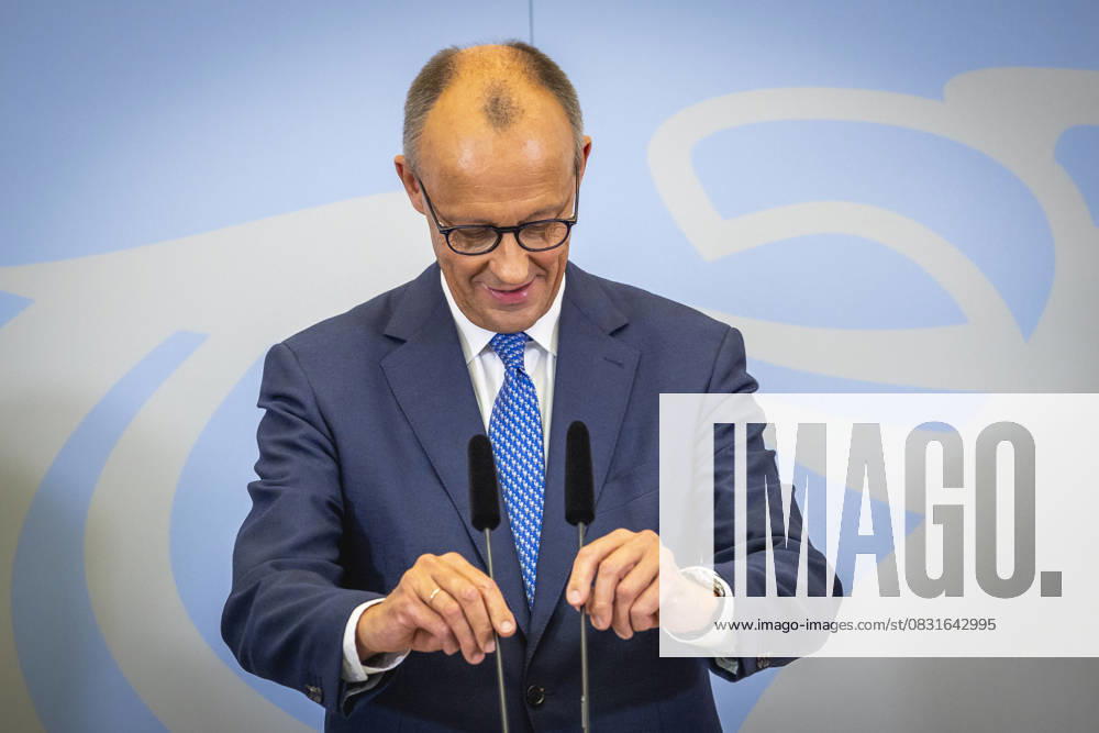 Bundeskanzler Friedrich Merz spricht zu den Medien im Anschluss an eine Kabinettssitzung im Bundesministerium der Verteidigung in Berlin, 27.08.2025. Berlin Deutschland