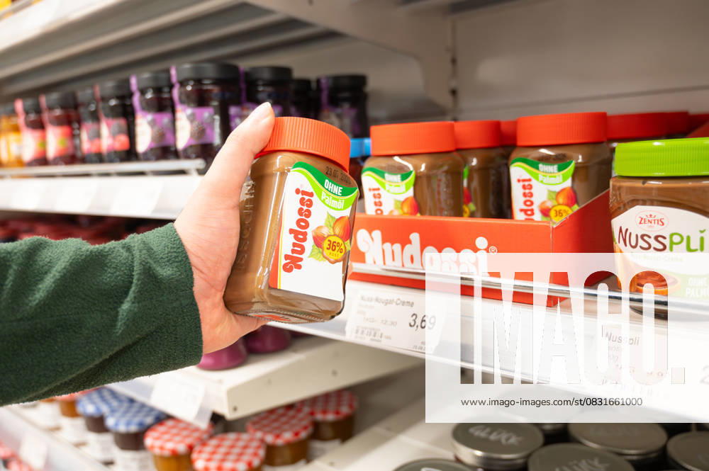 Kunde hält Nudossi Haselnussaufstrich in der Hand, Lebensmitteleinkauf, Preiserhöhung, hohe Lebenshaltungskosten und Inflation, Supermarkt in Trier, Deutschland