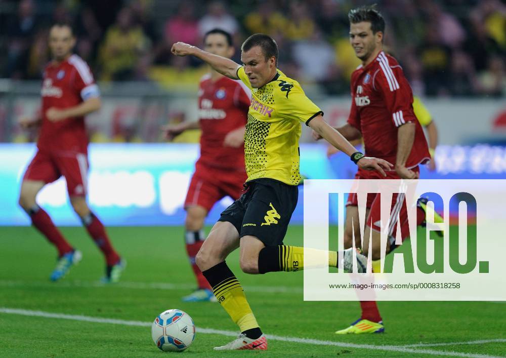 Fussball Bundesliga Saison 2011 2012 1. Spieltag Borussia Dortmund - Hamburger SV V.l.: Kevin GROSSKREUTZ (BVB) erzielt das Tor zum 1:0 gegen Dennis DIEKMEIER (HSV). Hamburg