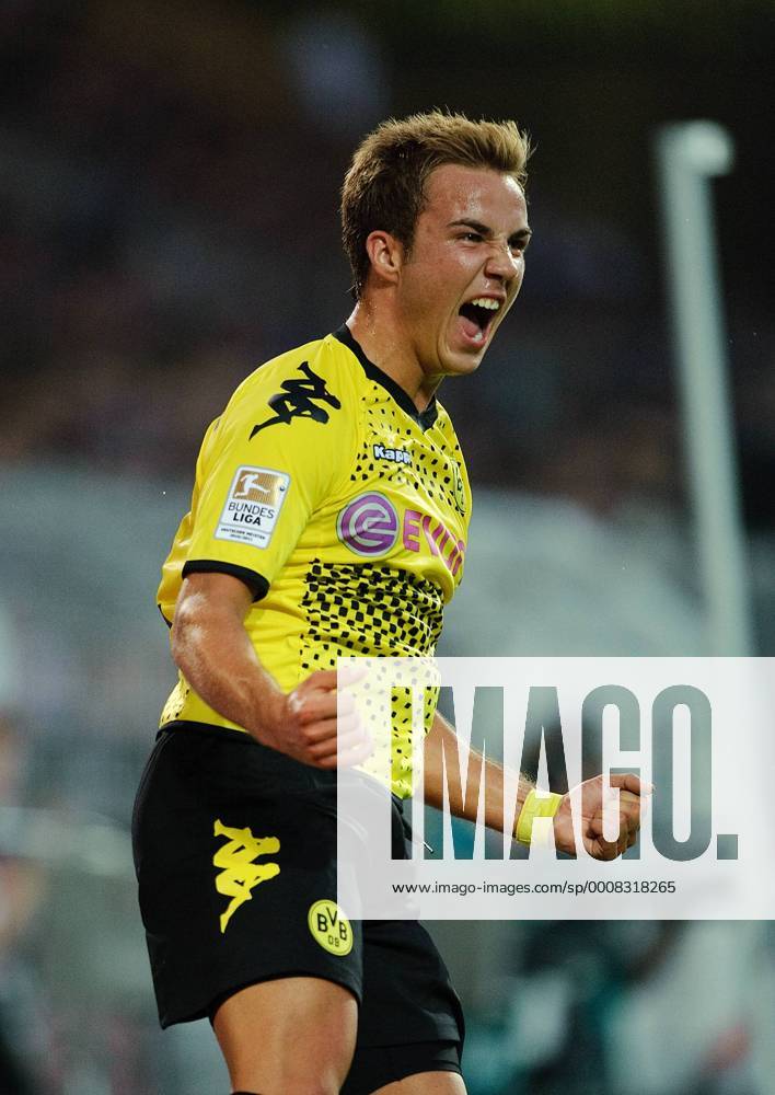 Fussball Bundesliga Saison 2011 2012 1. Spieltag Borussia Dortmund - Hamburger SV V.l.: Mario Götze (BVB) jubelt nach seinem Tor zum 2:0.