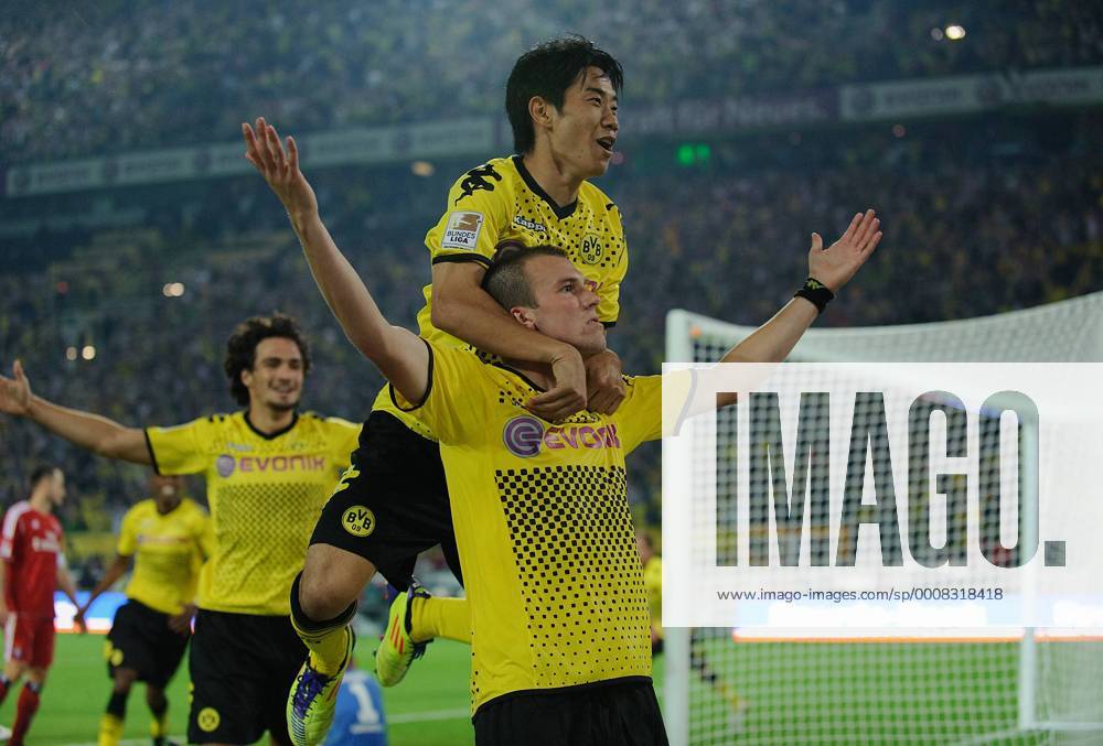Fussball Bundesliga Saison 2011 2012 1. Spieltag Borussia Dortmund - Hamburger SV V.l.: Kevin GROSSKREUTZ (BVB) jubelt nach seinem Tor zum 3:0 mit Shinji KAGAWA (BVB). Hamburg
