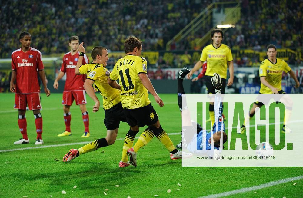 Fussball Bundesliga Saison 2011 2012 1. Spieltag Borussia Dortmund - Hamburger SV V.l.: Kevin GROSSKREUTZ (BVB) erzielt mit Mario Götze (BVB) das Tor zum 3:0 gegen Jaroslav DROBNY (HSV). Hamburg