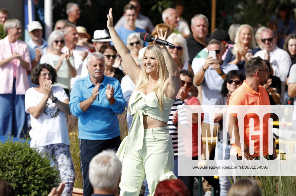 Beatrice Egli in der ARD TV-Show Immer wieder sonntags im Europa-Park. Rust
