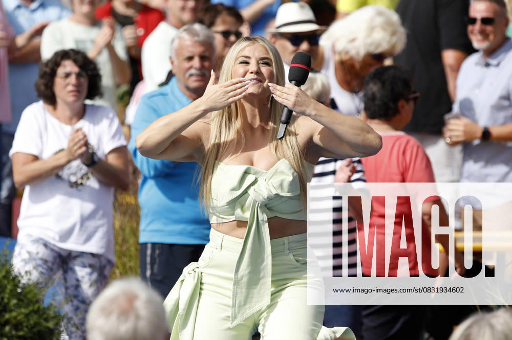 Beatrice Egli in der ARD TV-Show Immer wieder sonntags im Europa-Park. Rust