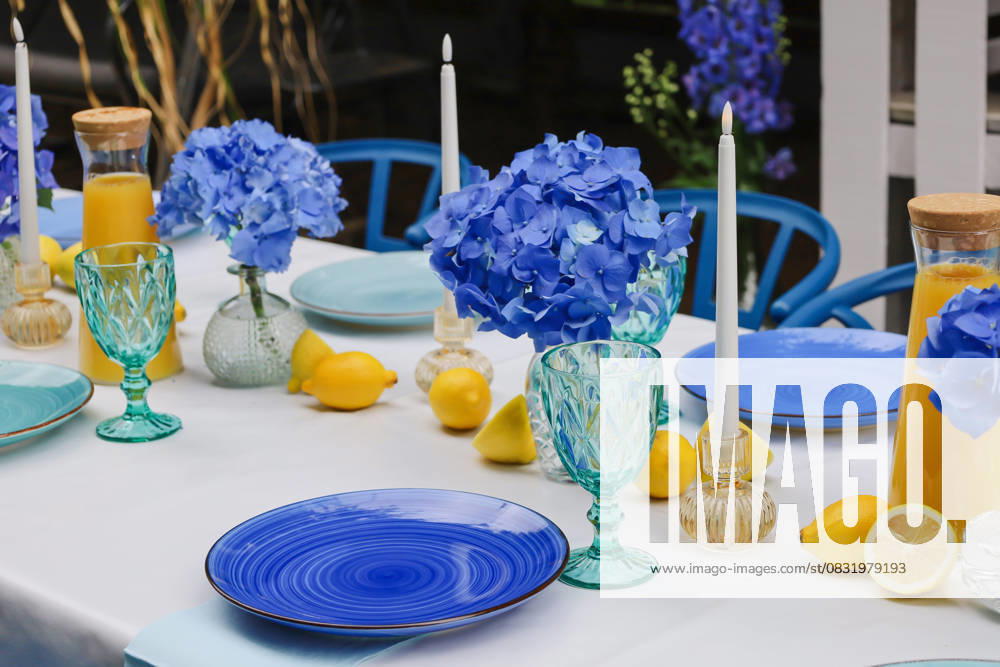 IMAGO Creative, Lifestyle, Feste im Garten #2 Elegant outdoor table setting with blue and turquoise accents Rzeszów, Podkarpackie Voivodeship, Poland R_WCXP250827-1816197-01