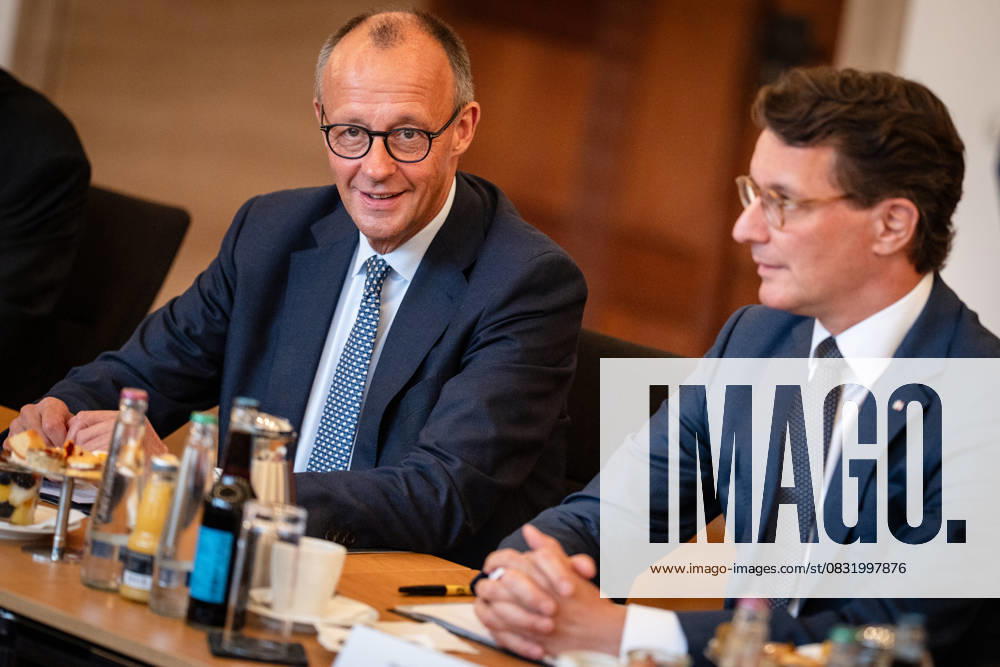Bundeskanzler Friedrich Merz als Gast bei der Kabinettssitzung der Landesregierung NRW im Rathaus von Münster mit Hendrik Wüst (rechts);Antrittsbesuch des Bundeskanzlers in Nordrhein-Westfalen Münster , Münster Nordrhein-Westfalen Deutschland Rathaus