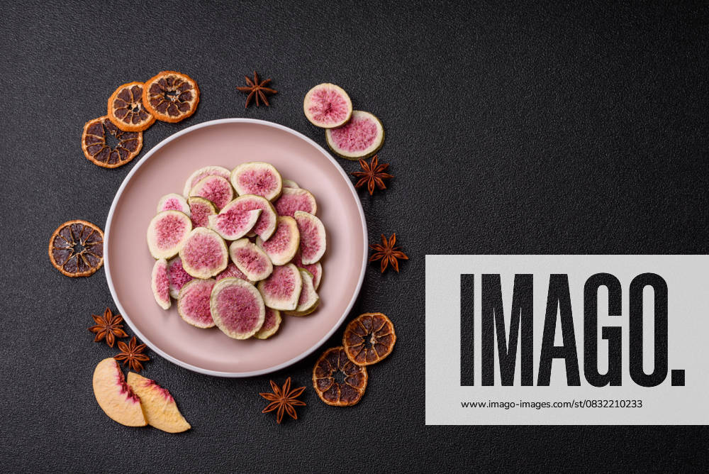 Getrocknete sublimierte Feigenscheiben als Zutat für süße Desserts. Getrocknete Feigen Getrocknete sublimierte Feigenscheiben als Zutat für süße Desserts. Getrocknete Feigen (License=RF)