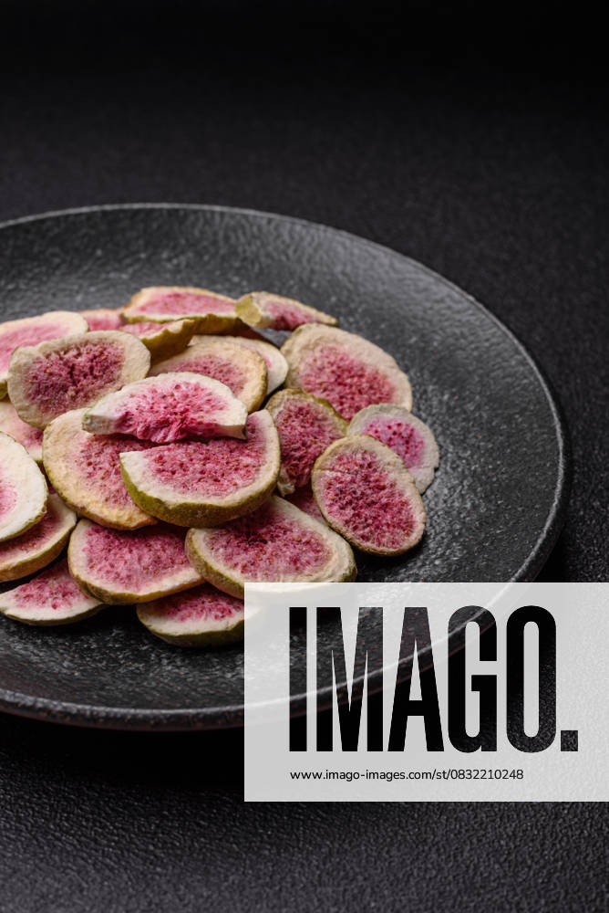 Getrocknete sublimierte Feigenscheiben als Zutat für süße Desserts. Getrocknete Feigen Getrocknete sublimierte Feigenscheiben als Zutat für süße Desserts. Getrocknete Feigen (License=RF)