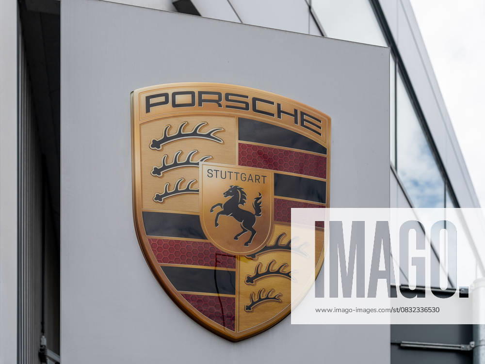 Stuttgart Porsche Firmenzentrale in Zuffenhausen, Themenfeld Automobilkrise und Dax, Porsche Zentrum, Stuttgart-Zuffenhausen, Neubewertung von Porsche fuer den DAX, 03.09.2025 Das Porsche aussen am Gebaeude, Das Porsche-Logo ist ein goldfarbenes Wappen mit rotem und schwarzem Streifenmuster, Hirschgeweihen, einem springenden schwarzen Pferd und der Aufschrift Stuttgart, gekroent vom Schriftzug Porsche. Porsche Firmenzentrale in Zuffenhausen, Themenfeld Automobilkrise und Dax, Porsche Zentrum, Stuttgart-Zuffenhausen, Neubewertung von Porsche fuer den DAX, 03.09.2025, Editorial use only. Not for commercial use.