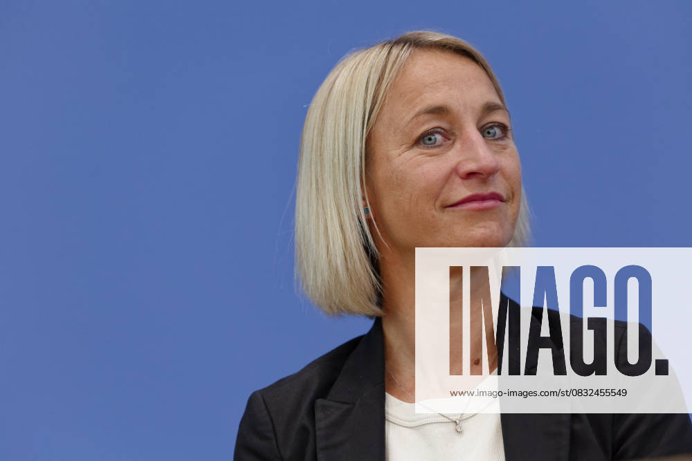 Digital-Expertenkommission Kinder- und Jugendschutz 2025-09-04 Deutschland, Berlin Die Bundesbildungsministerin und Bundesministerin für Familie, Senioren, Frauen und Jugend stellt die vor ihr ins Leben gerufene Expertenkommission Kinder- und Jugendschutz in der digitalen Welt vor. Im Bild Nadine Schön, Co-Vorsitzende der Expertenkommission Kinder- und Jugendschutz in der digitalen Welt.