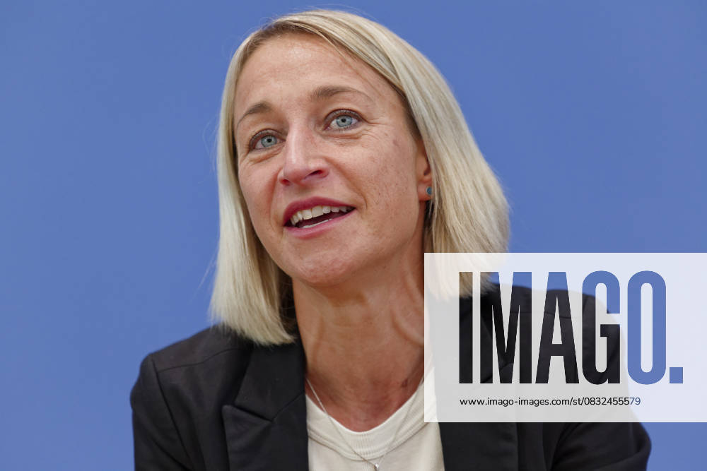 Digital-Expertenkommission Kinder- und Jugendschutz 2025-09-04 Deutschland, Berlin Die Bundesbildungsministerin und Bundesministerin für Familie, Senioren, Frauen und Jugend stellt die vor ihr ins Leben gerufene Expertenkommission Kinder- und Jugendschutz in der digitalen Welt vor. Im Bild Nadine Schön, Co-Vorsitzende der Expertenkommission Kinder- und Jugendschutz in der digitalen Welt.