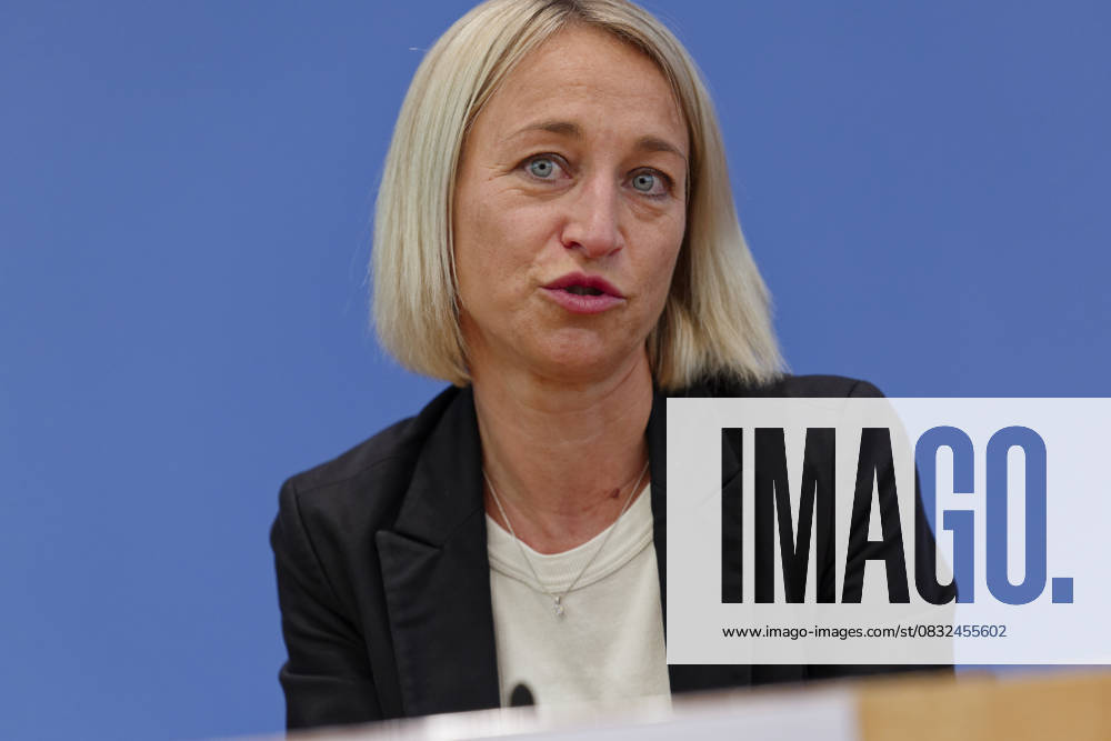 Digital-Expertenkommission Kinder- und Jugendschutz 2025-09-04 Deutschland, Berlin Die Bundesbildungsministerin und Bundesministerin für Familie, Senioren, Frauen und Jugend stellt die vor ihr ins Leben gerufene Expertenkommission Kinder- und Jugendschutz in der digitalen Welt vor. Im Bild Nadine Schön, Co-Vorsitzende der Expertenkommission Kinder- und Jugendschutz in der digitalen Welt.