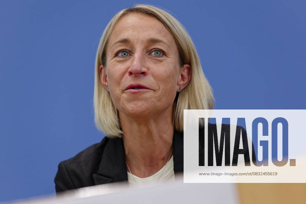 Digital-Expertenkommission Kinder- und Jugendschutz 2025-09-04 Deutschland, Berlin Die Bundesbildungsministerin und Bundesministerin für Familie, Senioren, Frauen und Jugend stellt die vor ihr ins Leben gerufene Expertenkommission Kinder- und Jugendschutz in der digitalen Welt vor. Im Bild Nadine Schön, Co-Vorsitzende der Expertenkommission Kinder- und Jugendschutz in der digitalen Welt.