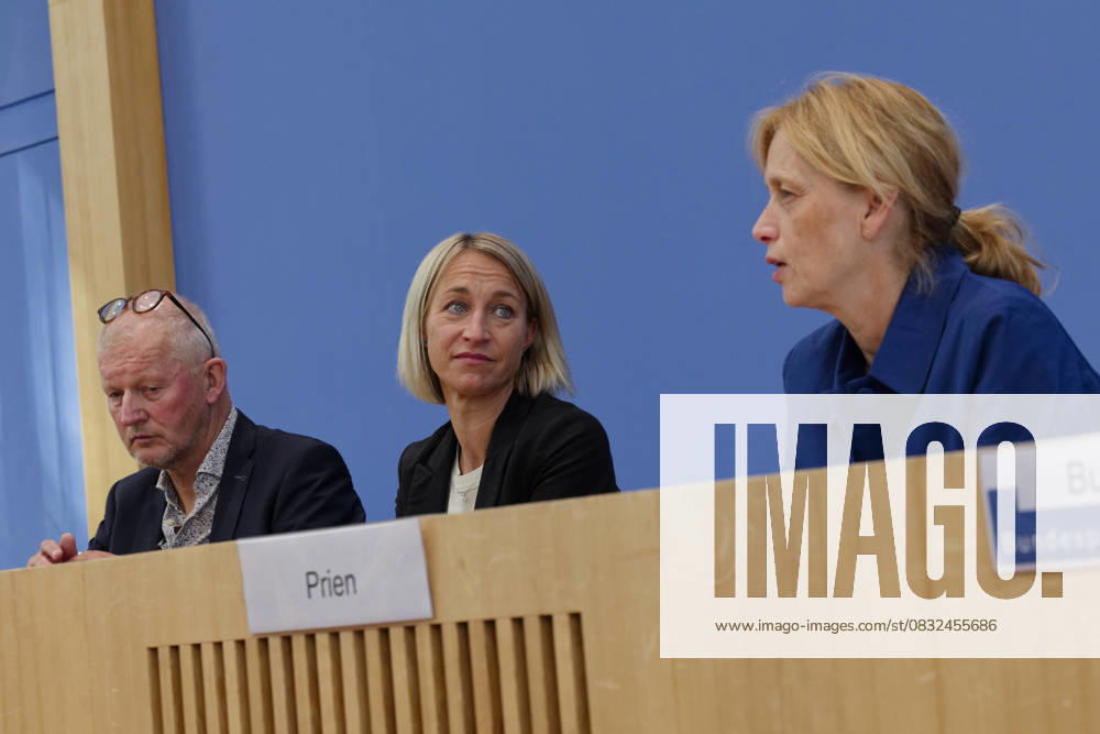 Digital-Expertenkommission Kinder- und Jugendschutz 2025-09-04 Deutschland, Berlin Karin Prien (CDU), Bundesbildungsministerin und Bundesministerin für Familie, Senioren, Frauen und Jugend, stellt die vor ihr ins Leben gerufene Expertenkommission Kinder- und Jugendschutz in der digitalen Welt vor. An ihrer Seite Nadine Schön, Co-Vorsitzende der Expertenkommission Kinder- und Jugendschutz in der digitalen Welt, und Prof. Dr. Olaf Köller, Co-Vorsitzender der Expertenkommission Kinder- und Jugendschutz in der digitalen Welt.
